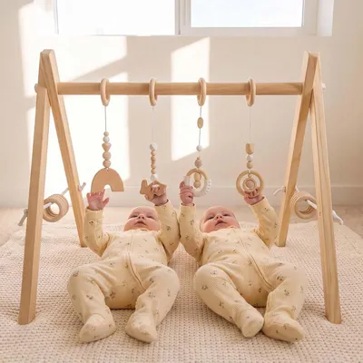 Imagen del producto de Arco de juego para bebés, hecho de madera natural, con 4 juguetes sensoriales y 12 anillos de madera, apto para bebés desde 0 meses