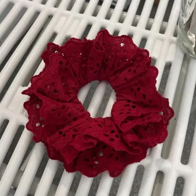 Image de Chouchou vintage en tissu brodé dans un bordeaux raffiné