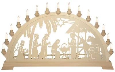 Ein Schwibbogen aus Holz zeigt die Szene der Christgeburt im Stall mit Maria Josef dem Jesuskind den Heiligen Drei Königen einem Hirten einem Schaf und einem Kamel unter einem Sternenhimmel beleuchtet von kleinen Kerzen.