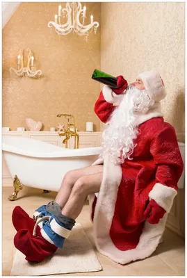 Produktbild von Wallario Premium Glasbild, freischwebende Optik, kräftige Farben, Größe 90 x 60 cm Motiv Betrunkener Weihnachtsmann mit Weinflasche auf dem Klo
