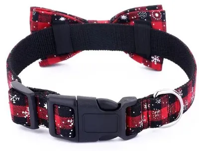 Rotes und schwarzes kariertes Hundehalsband mit weißen Schneeflocken und einer passenden Fliege, mit schwarzer Plastikschnalle und silbernem D-Ring