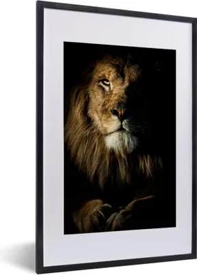 Produktbild von MuchoWow® MuchoWow® Gerahmtes Poster Löwe - Licht - Schwarz 40x60 cm - Poster mit zchwarzem Bilderrahmen - Poster in Rahmen