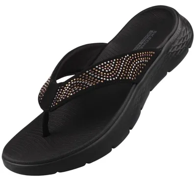 Auf dem Bild ist eine schwarze Sandale zu sehen die von der Seite betrachtet wird. Die Sohlenkonstruktion und die Riemen sind gut erkennbar und geben einen klaren Eindruck von dem Design.