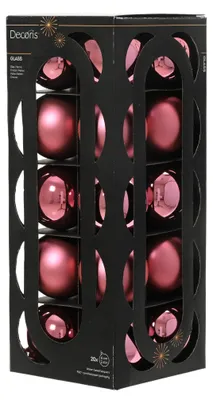 Eine schwarze Verpackung mit zwanzig rosa und altrosa Weihnachtskugeln aus Glas in matten und glänzenden Ausführungen auf weißem Hintergrund