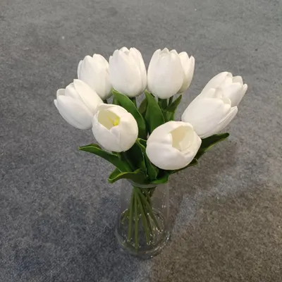Imagen del producto de Tulipán artificial. Blanco, con aspecto realista, en maceta, ideal para decoración de interiores