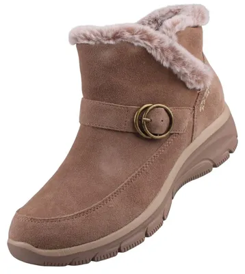 Auf dem Bild ist ein beiger Stiefel aus Wildleder zu sehen. Er wird von der rechten Seite dargestellt und steht auf einer weißen Oberfläche.