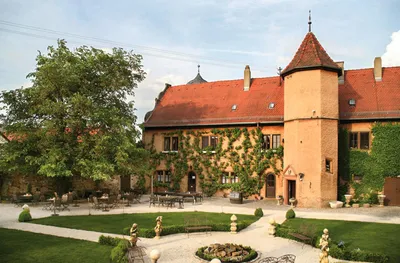 Produktbild von Jochen Schweizer Kurzurlaub im Schlosshotel in Prichsenstadt für 2 (1 Nacht); Erlebnis verschenken oder selbst erleben;  Gutschein gültig für 2 Personen