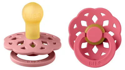 Produktbild von BIBS Boheme Schnuller 2er-Pack. BPA-frei, Kirschform Nippel. Naturkautschuk / Latex, Hergestellt in Dänemark, Größe 1 (0-6 Monate), Dusty Pink / Coral