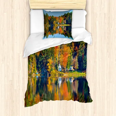 Produktbild von ABAKUHAUS Landschaft Mantele, Lake House im Herbst, Milbensicher Allergiker geeignet mit Kissenbezügen, 135 cm x 200 cm - 80 x 80 cm, Mehrfarbig