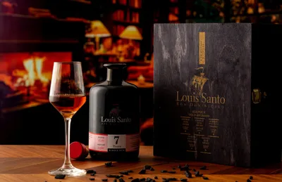 Produktbild von Louis Santo Premium Rum Geschenkset incl. 2 Gläser | 7 Jahre Single Rum Bourbon Cask, aus Zuckerrohrsaft, edle Holzbox, 40% Vol. 0,5l