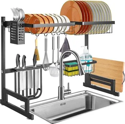 Image de Étagère égouttoir Unyqoos® à placer au-dessus de l'évier, 2 niveaux, avec supports pour couverts et planche à découper, bac de récupération en acier inoxydable, pieds réglables, 65–80 cm, noir