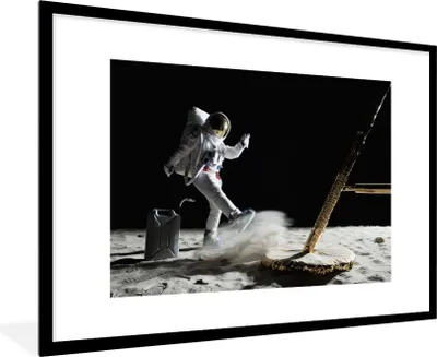 Produktbild von MuchoWow® Gerahmtes Poster Astronaut - Weltraum - Mond 90x60 cm - Poster mit Schwarzem Bilderrahmen Wandposter Rahmen Foto Bilder - Wanddekoration - Fotos