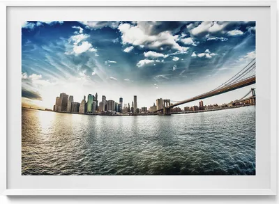 Produktbild von Die Stadt und die Brooklyn Bridge– Wandbild mit Rahmen – Gerahmtes Bild  – Wanddekoration – 100x70 cm –  Weiß Rahmen