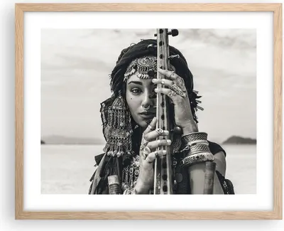 Produktbild von Gerahmtes Poster - Rahmen in heller Eiche - Frau ethnisch Schmuck - 50x40 cm - Wand Bild - Wanddeko - Wandbilder - Kunstposter - Wandposter - Bilderrahmen - Bilder - Kunstdruck - P2NAA50x40-5027