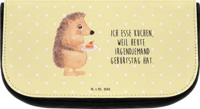 Produktbild von Mr. & Mrs. Panda Make-Up Tasche Igel Kuchenstück - Gelb Pastell - Geschenk, Kulturtasche, Kulturbeutel, Kuchen, Lustige Sprüche, kulturtäschchen, Backen, Kosmetiktasche