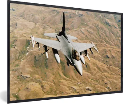 Produktbild von MuchoWow® Gerahmtes Poster Ein grauer Kampfjet fliegt über den asiatischen Irak 30x20 cm - Poster mit Schwarzem Bilderrahmen Wandposter Rahmen Foto Bilder - Kunstdruck - Bild-Poster