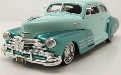 Produktbild von Motormax 79027 Chevrolet Aerosedan Fleetline 1948 grün 1:24