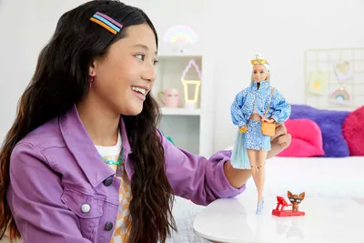 Produktbild von Barbie Extra Puppe mit hellblauem Rock & Jacke (blond)