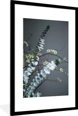 Produktbild von MuchoWow® Gerahmtes Poster Eukalyptuszweige sichtbar auf grauem Hintergrund 60x90 cm - Poster mit Schwarzem Bilderrahmen Wandposter Rahmen Foto Bilder - Dekoration - Wandposter Wohnzimmer - Hochwertig