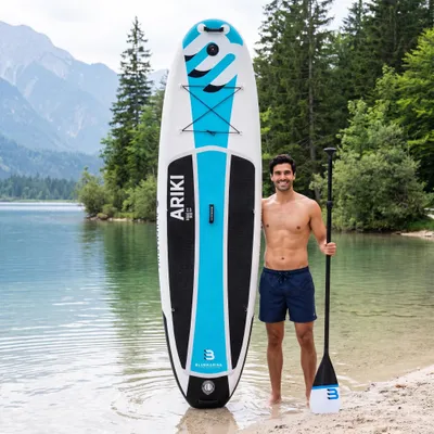 Produktbild von Bluemarina SUP Board Ariki | Stand Up Paddle - Aufblasbar mit Pumpe - Rucksack - 3 Finnen-System - Drop Stitch - Bis 140 Kg (325x86x16,5cm / 10'8")