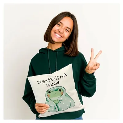 Produktbild von Kissen mit Frosch in blauer Decke und Spruch gegen Stress – Entspannendes Deko-Kissen im Kawaii-Stil