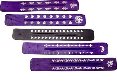 Produktbild von Räucherstäbchenhalter 5-er Set, aus Sheesham-Holz, Handarbeit, mit individuellen Verzierung in Farben Schwarz und Lila. Halter für Räucherstäbchen