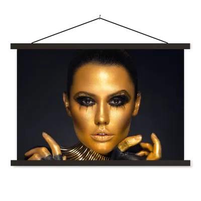 Produktbild von MuchoWow® Textilposter Make-up - Tasche - Gold - Luxus - Frau 150x100 cm mit schwarzem Rahmen - Schlafzimmer
