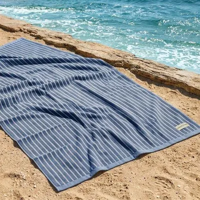 Imagen del producto de Toalla de playa Unyqoos® de 90 x 180 cm, 100% algodón, de secado rápido, con diseño a rayas (unisex) para playa, viajes y sauna, color azul