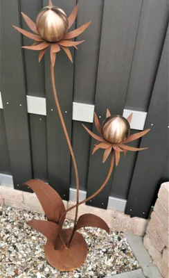 Produktbild von Skulptur Blume Milano Corten 120 cm mit Kugel in golden rose matt gebürstet mit Standfuß Edelstahl Cortenstahl Dekoration Garten