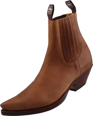 Auf dem Bild ist ein brauner Stiefel zu sehen der von der Seite betrachtet wird. Der Stiefel hat eine robuste Oberfläche und wirkt modisch und funktional.