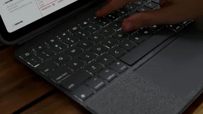 Produktbild von Logitech Combo Touch Tastatur-Case für iPad 10. Gen & 11. Gen (A16) oxford grau
