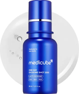 A blue bottle of Medicube One Day Exosome Shot 2000 serum is shown against a light gray, circular background with water droplets.