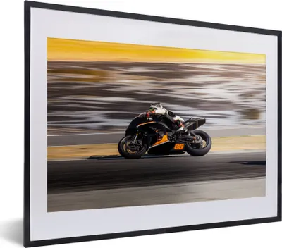 Produktbild von MuchoWow® MuchoWow® Gerahmtes Poster Ein superschnelles Motorrad am Wasser 40x30 cm - Poster mit zchwarzem Bilderrahmen - Bilderrahmen - Poster im Rahmen