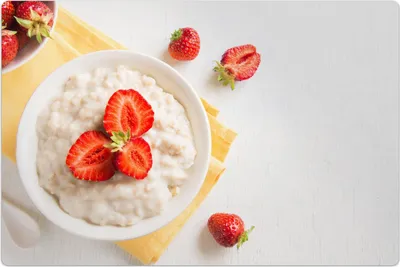 Produktbild von Küchenmatte 140x210 cm Vinylmatte Bodenmatte Dekoration - Haferflocken mit Erdbeeren