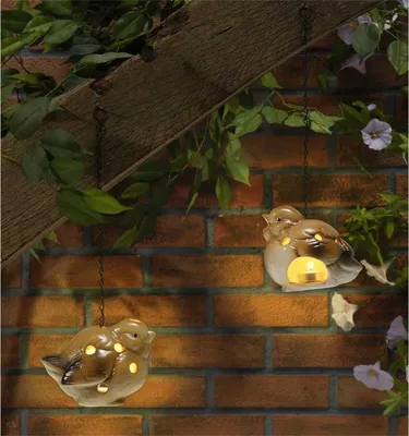 Produktbild von Handbemaltes Windlicht aus Steingut mit Vogeldekor, aufhäng- und aufstellbar, für den Außenbereich, 12x11x9 cm, 35 cm Kette
