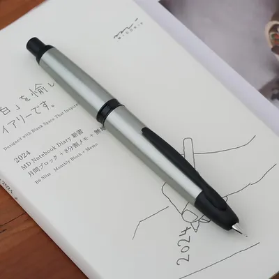 Imagen del producto de Bolígrafo estilográfico retráctil con punta fina y cartucho de tinta