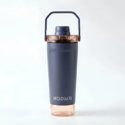 Produktbild von NooMii ProShake 600 – Edelstahl Thermo-Shaker mit Pulverfach (600 ml) Farbe: Dunkelblau