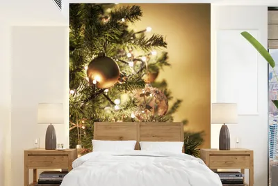 Produktbild von MuchoWow® Fototapete für Wohnzimmer oder Schlafzimmer Wandtapete Vinyl Motivtapete Ein Weihnachtsbaum mit bunten Kugeln - 190x260 cm - Papiertapete