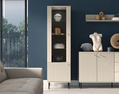 Produktbild von Wohnzimmer Vitrine SALOU-131 in kaschmir matt, goldfarbene Metallgriffe, B/H/T ca. 55/190/40 cm