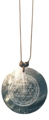 Produktbild von Muschelschmuck mit Gravur "Sri Yantra" 6cm