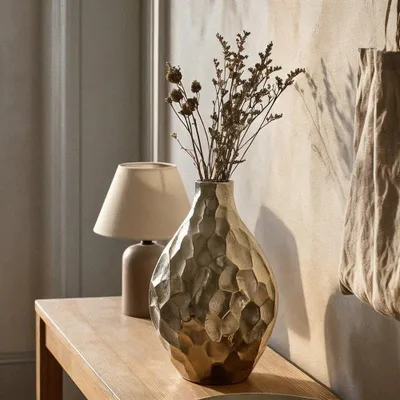 Produktbild von Vase aus Aluminium gold bauchig mit Hammerschlag-Oberfläche, H.31 cm