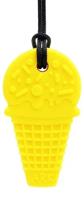 Imagen del producto de ARK Therapeutic: Collarín masticable con forma de helado, color amarillo. Juguete sensorial con textura, ideal para estimular a través del tacto.