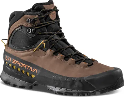 Wanderschuh "TX5 GTX" von La Sportiva in Braun mit schwarzem Obermaterial und gelben Akzenten.
