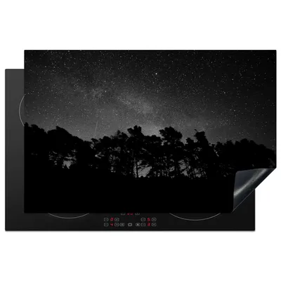 Produktbild von KitchenYeah© Herdabdeckplatte Sternenhimmel - Wald - Himmel - Schwarz - Bäume , 81x52cm, Küche Deko, Glaskeramikkochfeld Herdabdeckung, Abdeckplatte fùr Kochfeld