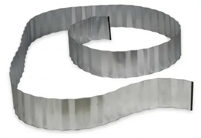 Produktbild von Relaxdays Rasenkante verzinkt, Beetumrandung Metall, Beeteinfassung als Wurzelsperre, 5 m x 16 cm, flexibel, silber, grau, KI-generiertes Bild