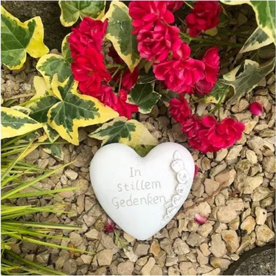 Produktbild von Grabherz Gedenkstein - in stillem Gedenken - Grabschmuck Grabdeko Trauerherz weiß 9,5 cm Handarbeit- Handbemalt