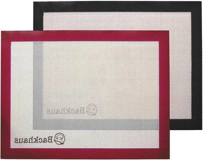 Produktbild von Famanu Backmat Premium Silikon - 2 Stück - wiederverwendbare Backunterlage - 40 x 30 cm - schwarz und bordeaux