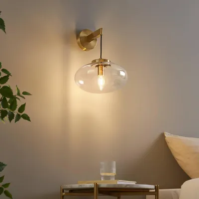 Produktbild von Goldene Wandleuchte mit hängender mundgeblasener Glaskugel - Milenzo