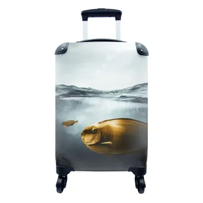 Produktbild von MuchoWow® Koffer Handgepäck Trolley Rollkoffer Kleine Reisekoffer mit 4 Rollen - Meer - Fisch - Gold - Cabin Size < 55x40x23 cm & 55x40x20 cm - Fotokoffer - Kabinenkoffer - Boardgepäck - Reise-Box - Reisekoffer - Reisegepäck - Koffer mit Bild - Trolley für Kinder