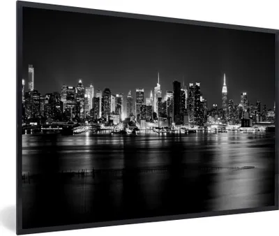 Produktbild von MuchoWow® Gerahmtes Poster Reflektierte Skyline von New York - schwarz und weiß 90x60 cm - Poster mit Schwarzem Bilderrahmen Wandposter Rahmen Foto Bilder - Fotorahmen - Foto-Plakat